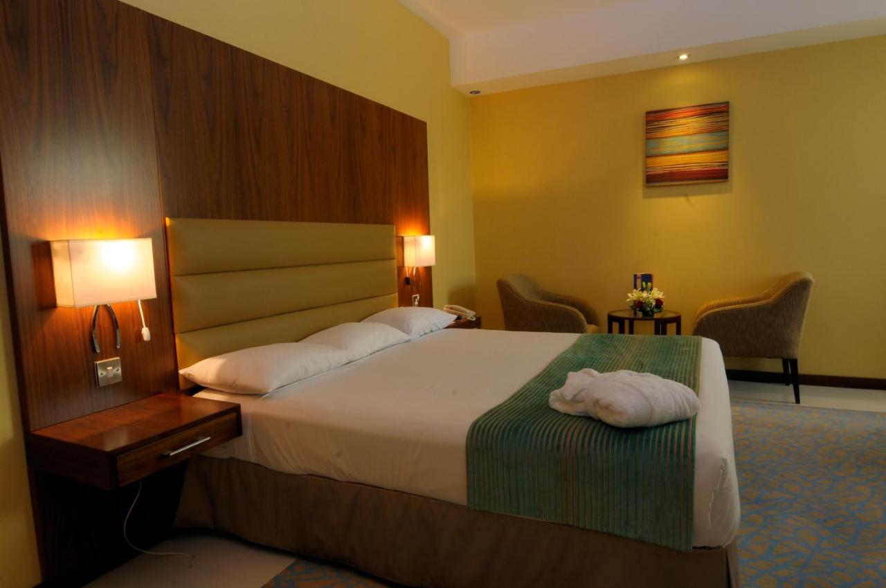 Howard Johnson By Wyndham Abu Dhabi Downtown Exteriör bild